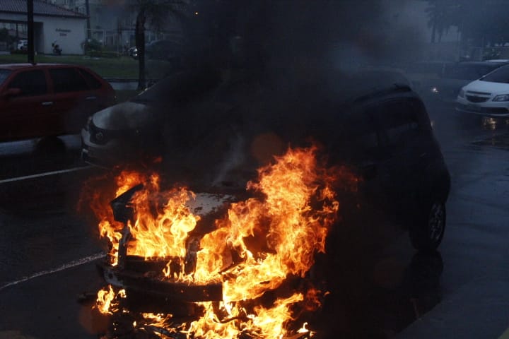 Em Manaus, veículo é consumido por chamas no meio de avenida