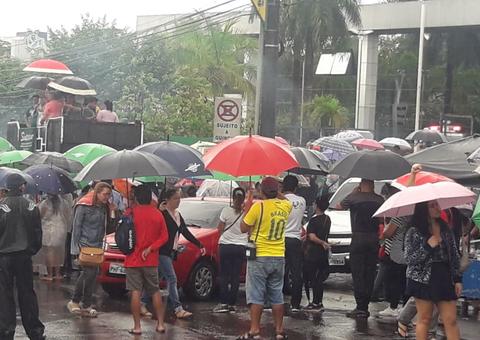 Debaixo de chuva professores fazem manifestação em frente à sede do Governo 