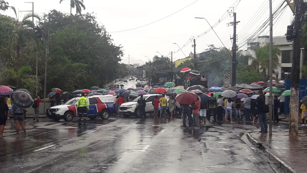 Debaixo de chuva professores fazem manifestação em frente à sede do Governo 