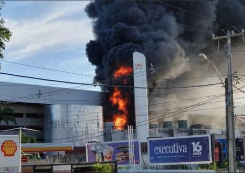 Clientes evacuam shopping após incêndio de grandes proporções