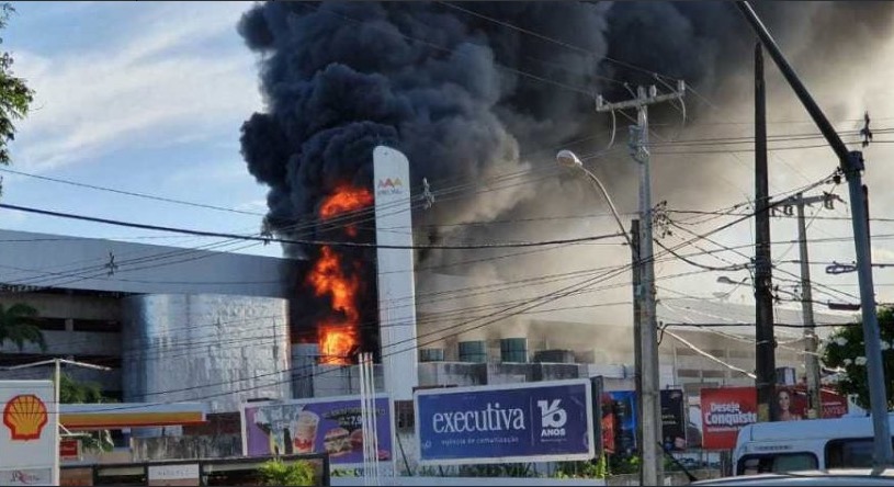 Clientes evacuam shopping após incêndio de grandes proporções