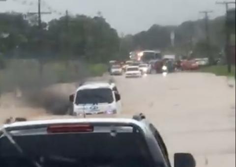 Motoristas passam ‘perrengue’ após estrada no Iranduba ficar alagada durante chuva