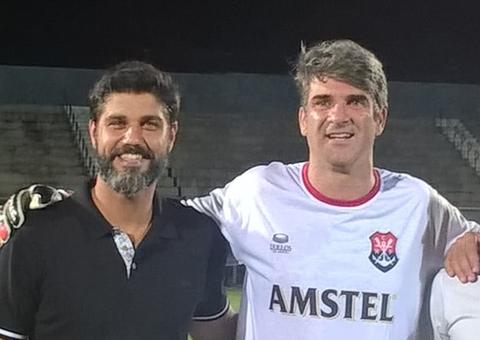 Ator Bruno Cabrerizo e ex-jogador Marcelo Leite acompanham treino do time feminino do Iranduba