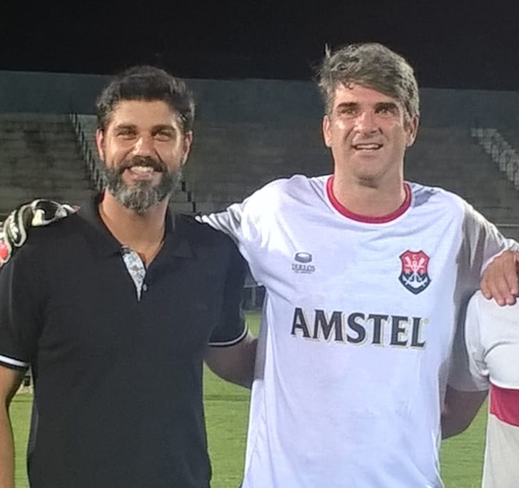 Ator Bruno Cabrerizo e ex-jogador Marcelo Leite acompanham treino do time feminino do Iranduba