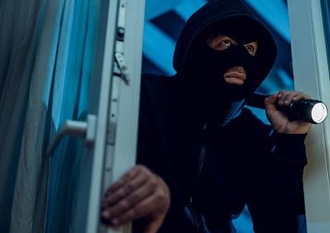 Após roubar loja, homem volta para pedir emprego