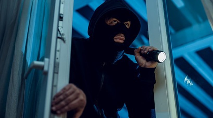 Após roubar loja, homem volta para pedir emprego