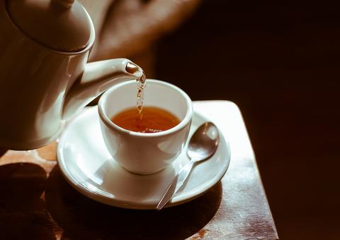 Mulher perde os dentes após consumo exagerado de chá 