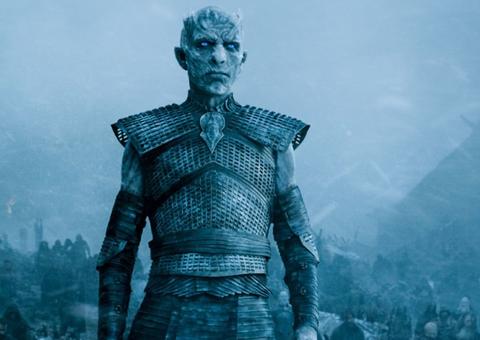 Torcedor se veste de Rei da Noite, personagem de GOT, durante partida de futebol 