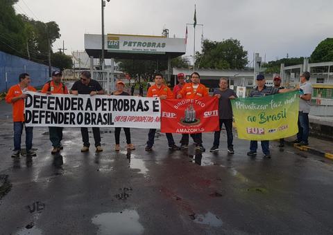 Petroleiros fazem manifestação na frente de refinaria em Manaus  