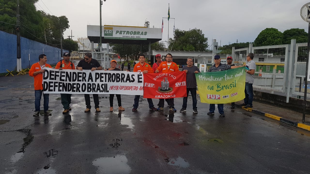 Petroleiros fazem manifestação na frente de refinaria em Manaus  