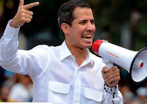 Guaidó afirma ter apoio de militares para derrubar Maduro
