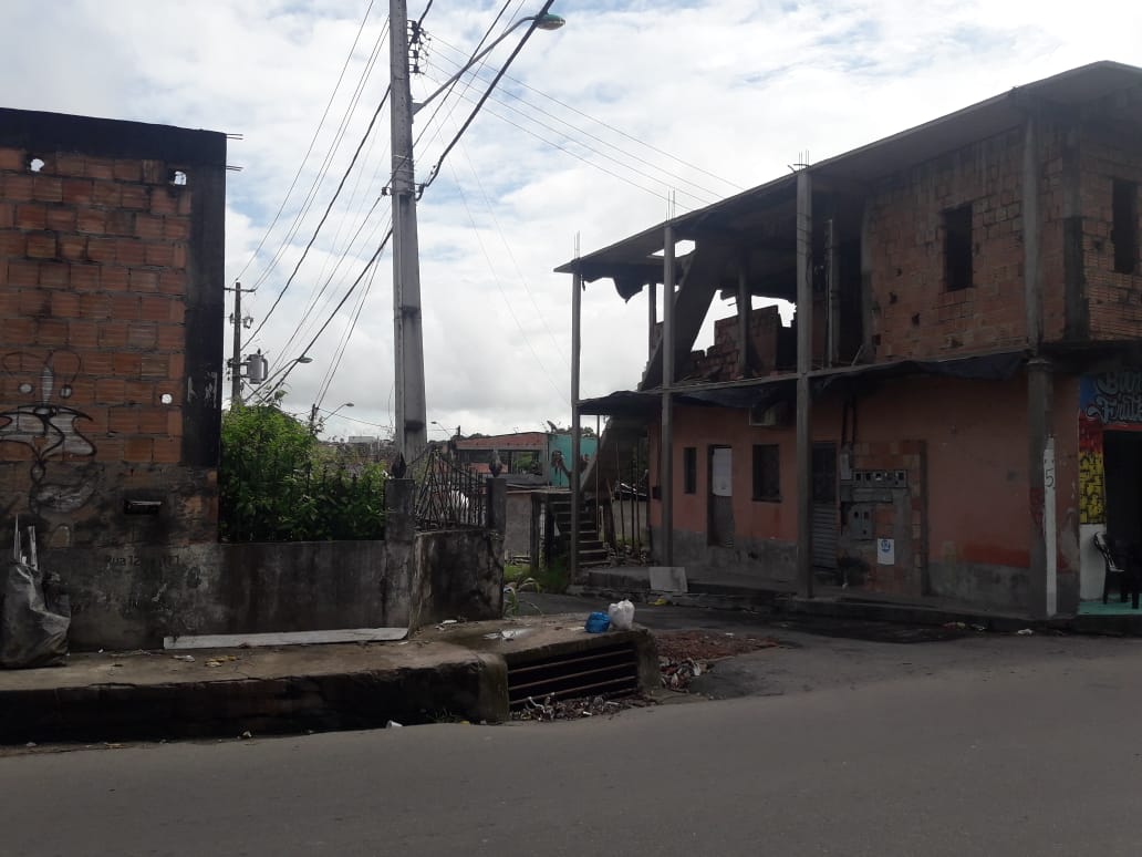 Pedreiro é assassinado com cinco tiros na cabeça na porta de casa em Manaus