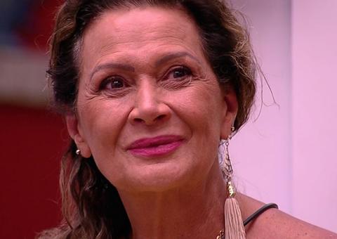 Ex-bbb Ieda anuncia noivado com namorado 30 anos mais novo