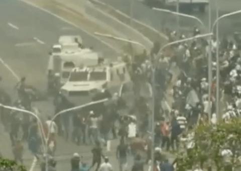 Vídeo mostra carro blindado passando por cima de manifestantes na Venezuela