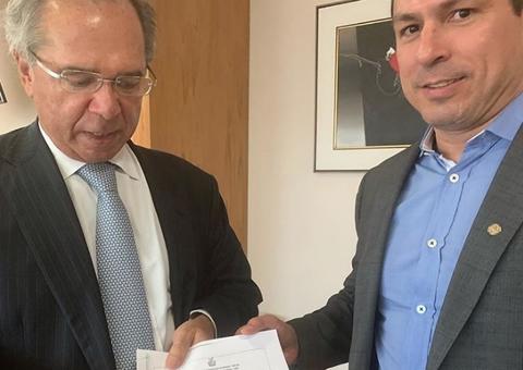 Ramos entrega documento a Paulo Guedes que contraria dados do ministro sobre a ZFM 