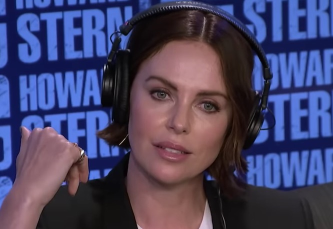    Charlize Theron relata caso de assédio durante primeira audição