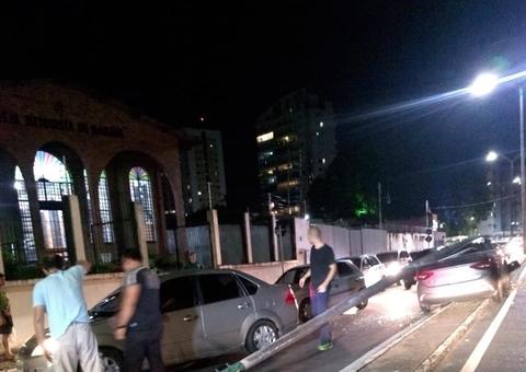 Acidente em avenida causa queda de dois postes em Manaus
