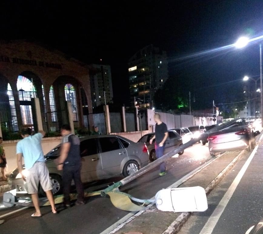 Acidente em avenida causa queda de dois postes em Manaus