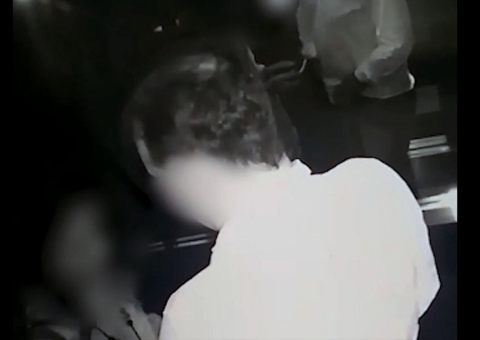 Vídeo: Prefeito é flagrado recebendo sexo oral em elevador  