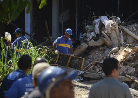 Prefeitura do Rio inicia demolição de prédio em condomínio na Muzema
