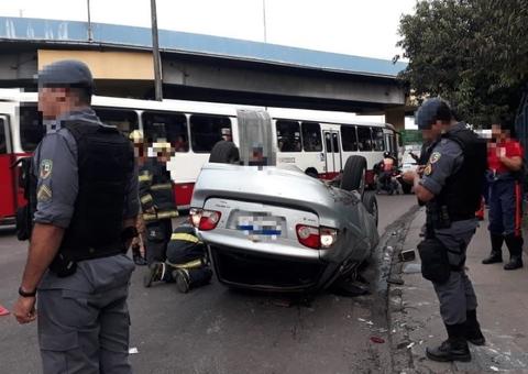 Em Manaus, carro capota em rotatória e vítima fica presa às ferragens
