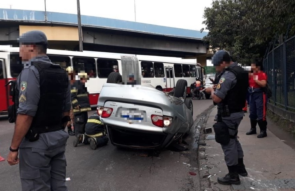 Em Manaus, carro capota em rotatória e vítima fica presa às ferragens
