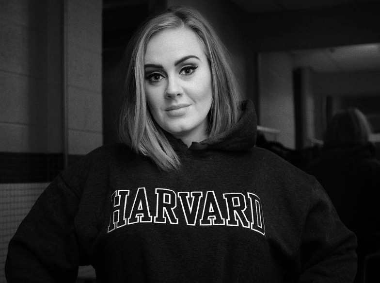 Recém-separada, Adele é flagrada aos beijos com homem misterioso em Nova York