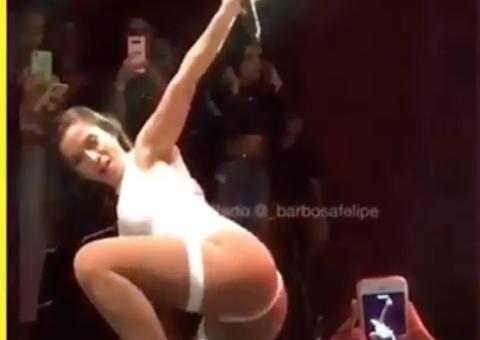 De fio-dental, Anitta dá surra de bumbum em show e leva fãs ao delírio 