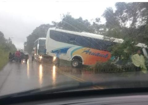 Passageiros ficam em pânico após ônibus bater em carro durante grave acidente na AM-010