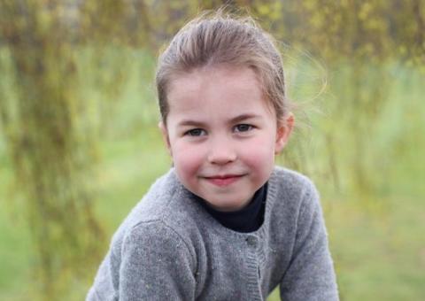 Família real divulga fotos de princesa Charlotte em seu 4º aniversário