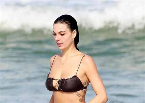  Ísis Valverde vai à praia e exibe corpo 6 meses após o parto