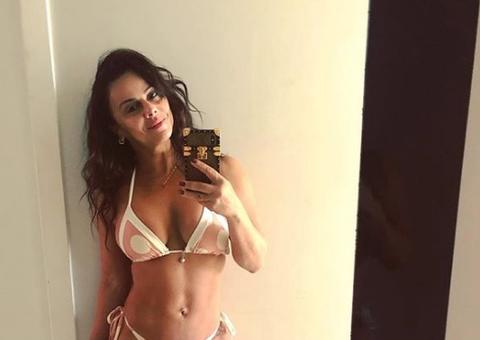 Viviane Araújo mostra corpão de biquíni e solta indireta: 'mesmo que incomode'