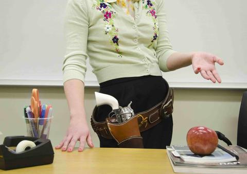 Estado permite que professor use arma em sala de aula