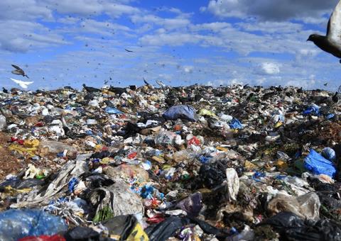 Venezuelanos vasculham lixão em busca de comida na fronteira do Brasil