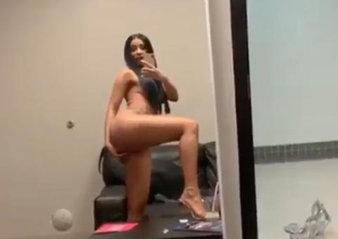Cardi B se revolta e grava vídeo nua: ‘vocês querem ver minha bu****?’