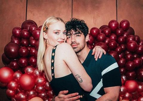 Joe Jonas e Sophie Turner se casam em cerimônia surpresa em Las Vegas