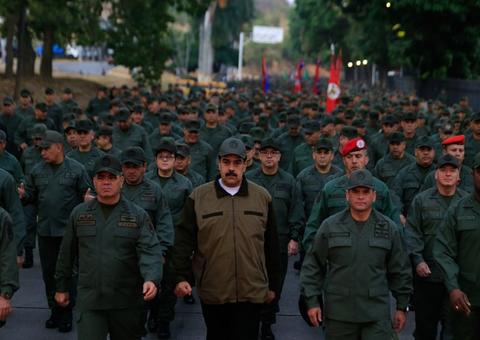Maduro marcha com militares para mostrar apoio na Venezuela
