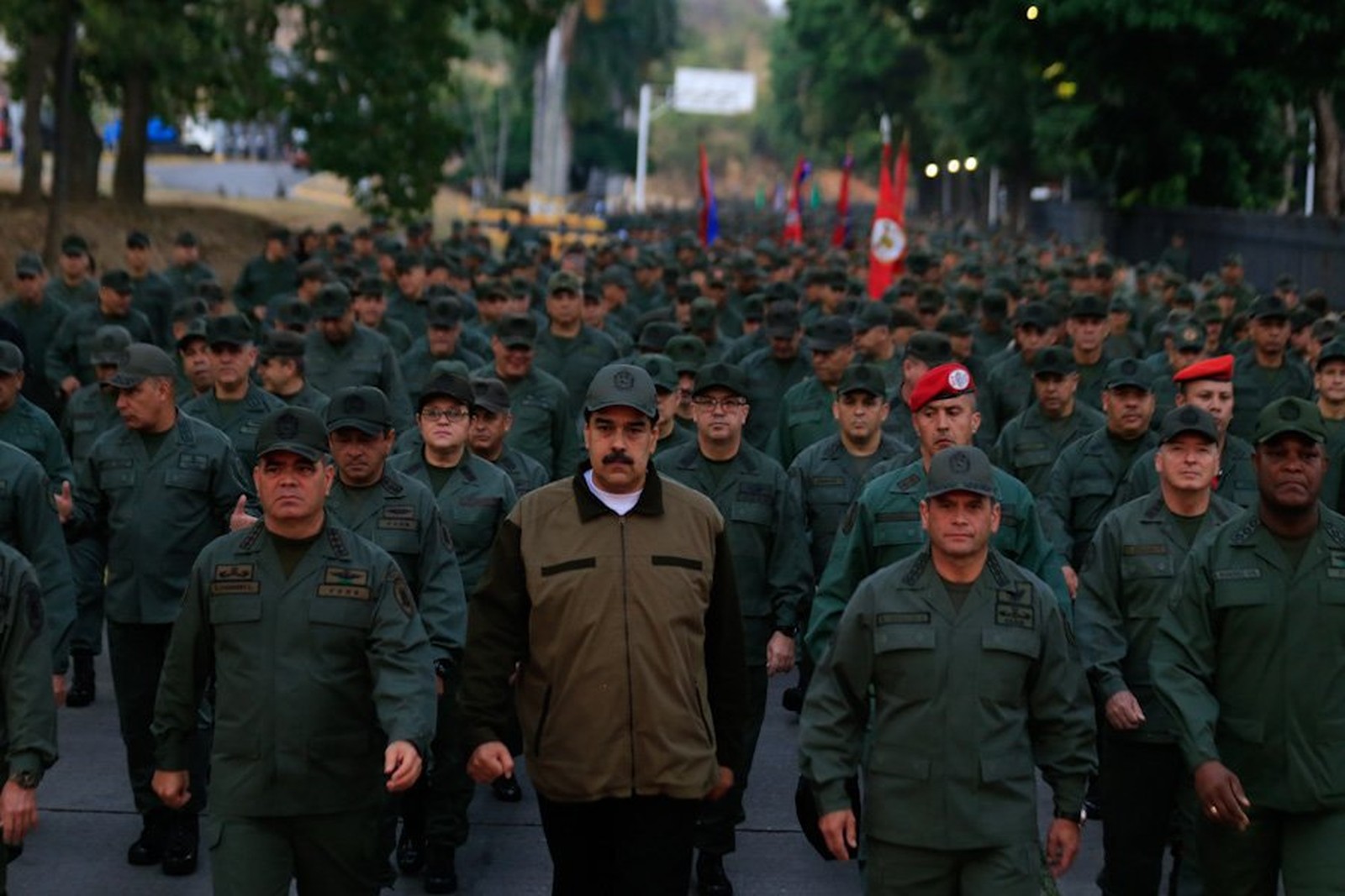 Maduro marcha com militares para mostrar apoio na Venezuela