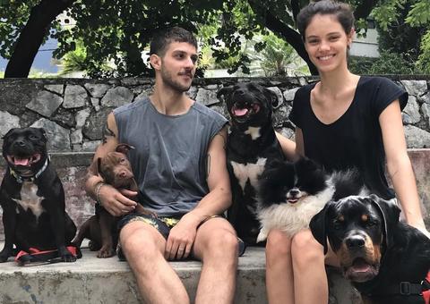 Grávida, Laura Neiva diz que foi ela quem pediu Chay Suede em casamento