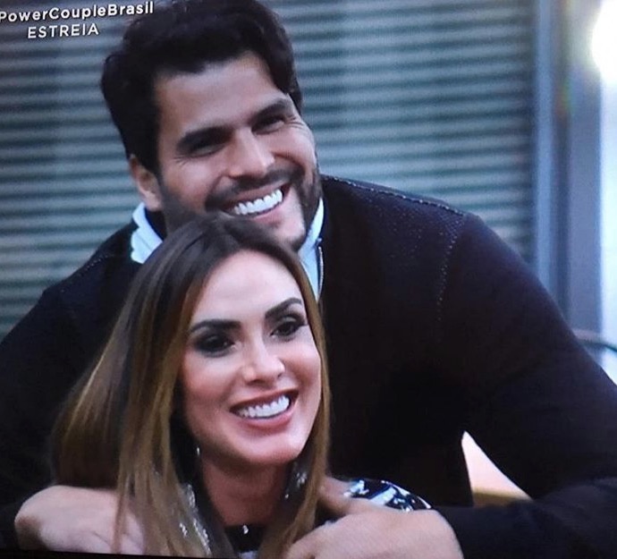 Cunhado de Nicole Bahls morre enquanto ex-panicat e marido estão confinados em reality