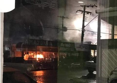 Incêndio em lanchonete assusta vizinhança em Manaus