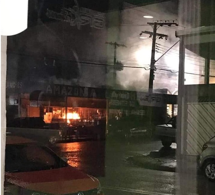 Incêndio em lanchonete assusta vizinhança em Manaus