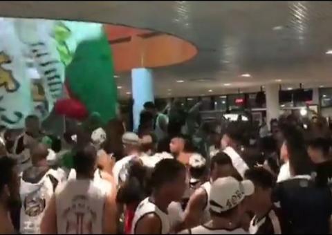 Vídeos: Torcedores do Vasco lotam aeroporto para chegada do time em Manaus 