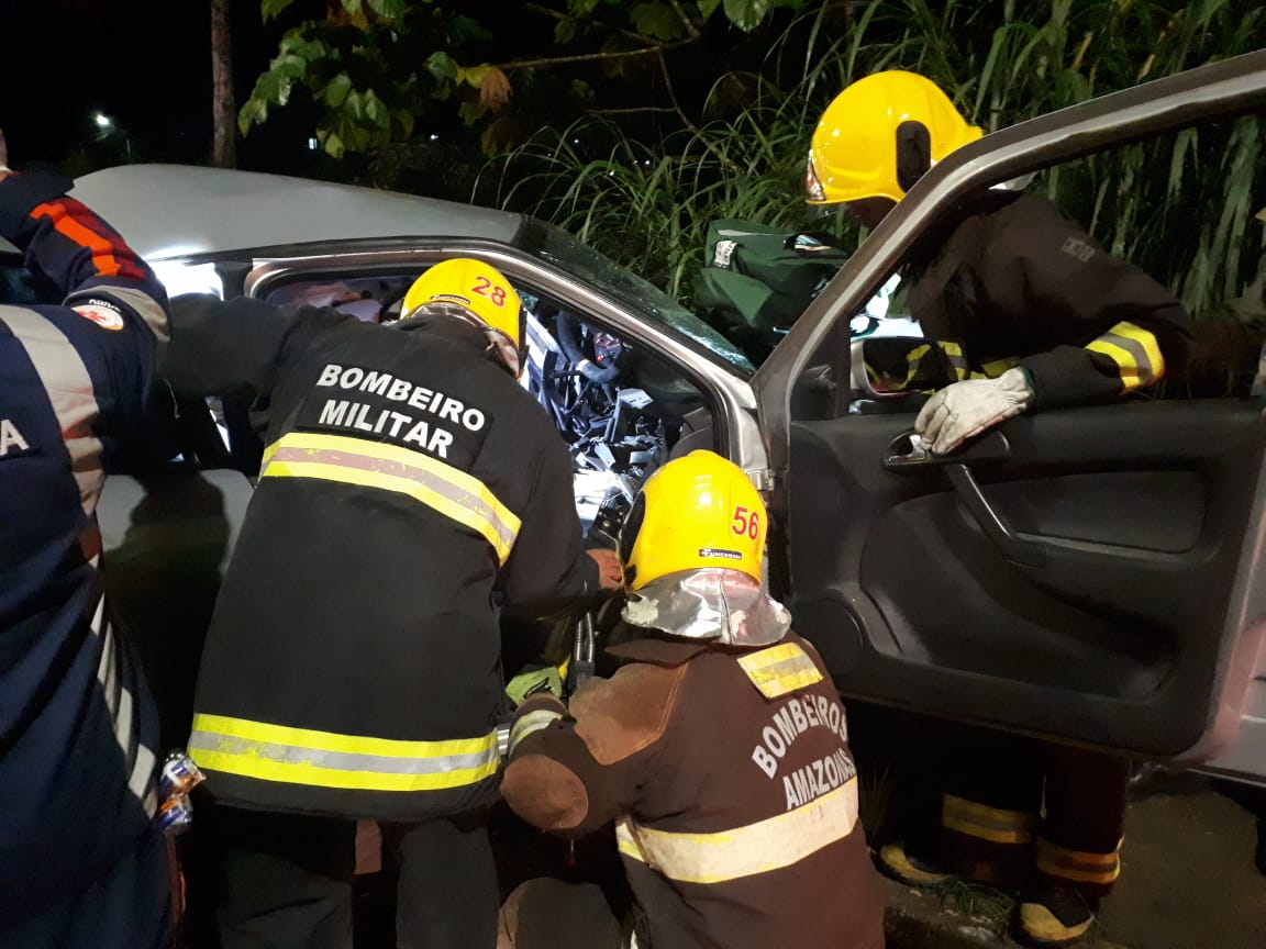 Homem fica preso às ferragens após bater carro em avenida de Manaus 
