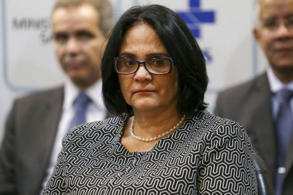 Ministra Damares Alves surpreende ao anunciar saída do governo Bolsonaro