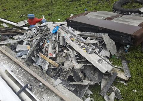 Bebê tem braço amputado após ser atingido por telha de sua casa 