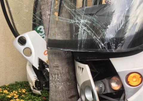 Passageira entra em trabalho de parto após ônibus colidir com árvore em Manaus