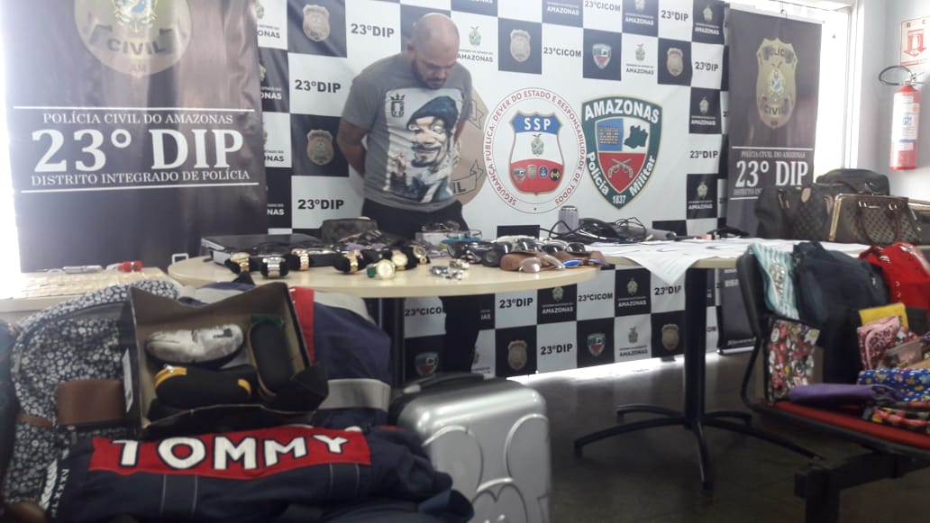 Homem é preso após oferecer dinheiro para não ser preso por suspeita de roubo em Manaus 