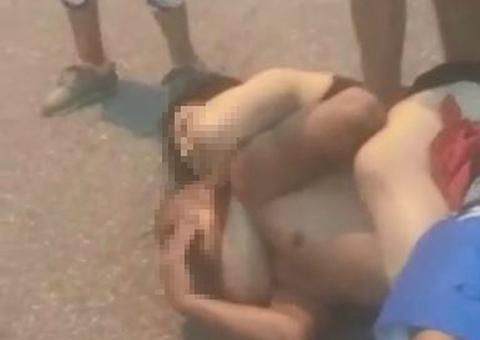 Suspeito chora ao levar mata-leão de mulher durante assalto 