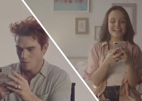 Nosso Último Verão: Larissa Manoela troca mensagens com astro de Riverdale 